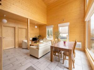 Maisons de vacances Wooden holiday home in Wintersbourg with hot tub : photos des chambres