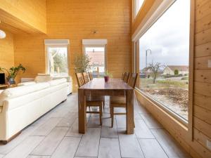 Maisons de vacances Wooden holiday home in Wintersbourg with hot tub : photos des chambres