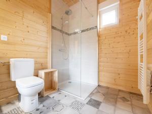 Maisons de vacances Wooden holiday home in Wintersbourg with hot tub : photos des chambres