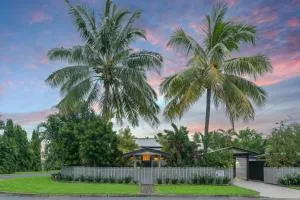 Sweet Creek Cottage, Palm Cove, 200m to Beach, Heated Pool, Pets - 克利夫顿海滩
