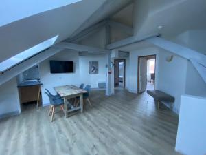 Appartements Les 4 flocons, avec piscine exterieure chauffee a 100m du lac et du centre , wifi, parking, sauna : photos des chambres