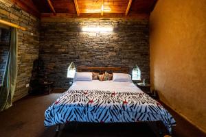 Himalayan Paradise, Boutique room w Binsar view by Roamhome