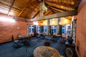Himalayan Paradise, Boutique room w Binsar view by Roamhome