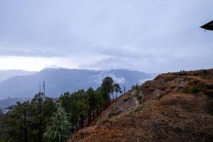 Himalayan Paradise, Boutique room w Binsar view by Roamhome