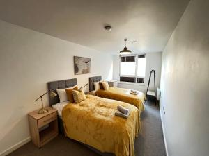 2 Bedroom, 2 Bathroom Modern Apartment close to Ocean Village, Free parking, Single or Double beds