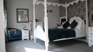 Double Room with Four Poster Bed room in The Whittington and Cat