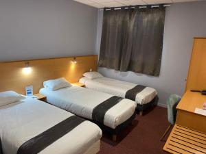 Hotels Hotel Le Saint Aubin : Chambre Triple avec 3 Lits Simples