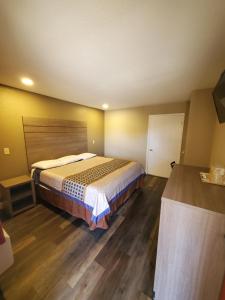King Room - Accessible/Non-Smoking room in Rodeway Inn Downtown