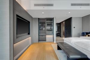 Deluxe Vessel View Guestroom, 1 King Bed room in Equinox Hotel Hudson Yards New York City