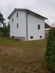 Biały domek wczasowy