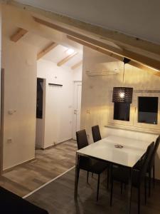 Apartments and Rooms Ivana 