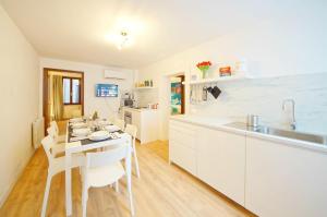 Calle dei Fabbri Apartment Marble