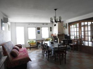 Maison chaleureuse et familiale.