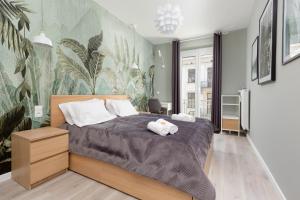 Central Apartment Emilii Plater by Renters