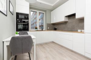 Central Apartment Emilii Plater by Renters