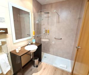 Family Room (2 Adults + 2 Children) room in Hotel Salamanca Montalvo