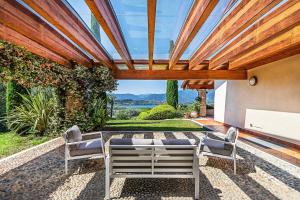 Villa Vittoria con Piscina e Vista Lago by Wonderful Italy