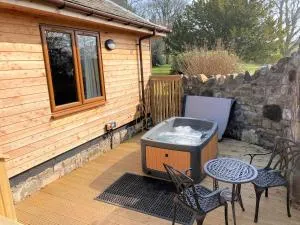 Pheasant Lodge with Hot Tub - Forteviot