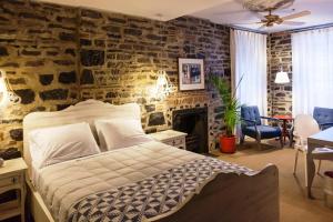 Auberge Place dArmes - Par Aneyro
