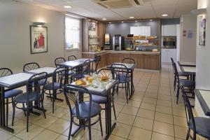 Hotels Atena Bordeaux Sud Est Creon - Velo Friendly : photos des chambres