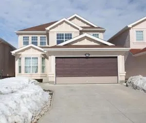 Elegant 6 Bedroom House Near U of Manitoba - Morden