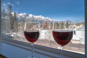 Incredible Mountain View Townhouse in DT Canmore w AC & UA Parking