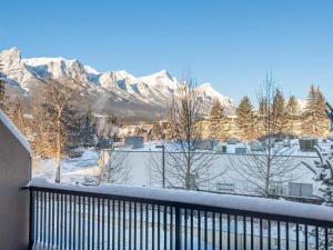 Incredible Mountain View Townhouse in DT Canmore w AC & UA Parking