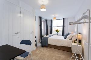 Host & Stay - Farrier William