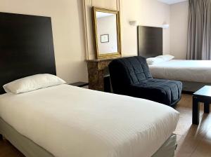 Hotels Hotel des Deux Forts : Chambre Quadruple avec Salle de Bains Privative