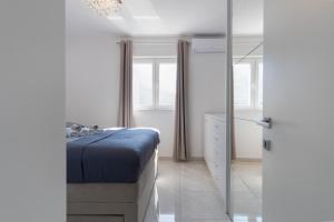 Sea View Apartment with parking - Dina