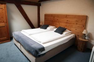 Budget Triple Room with Skylight room in Gruyère Rooms