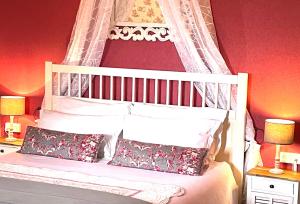 B&B / Chambres d'hotes Maison d'hotes et gites La Chouannerie a cote du parc du Puy duFou : photos des chambres