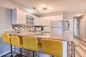 Myrtle Beach Condo about 2 Mi to Surfside Beach!