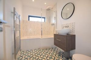 Flat 1 High Tide House, Mortehoe - beautifully designed ground floor flat with sea views and garden