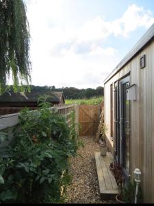 Eco lodge in tranquil setting close to Central London