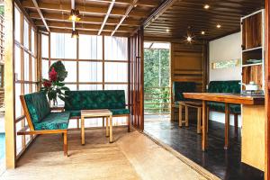 The Mimosas - Beautiful Unique Container Homes with Pool