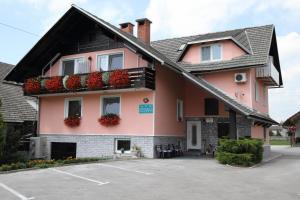 3 star pansion Rooms & Apartments Jana Cerklje na Gorenjskem Sloveenija