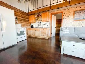 Private Mountain Cottage! King Bed8 Acres