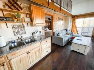 Private Mountain Cottage! King Bed8 Acres