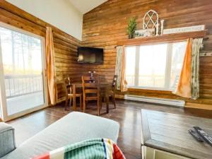 Private Mountain Cottage! King Bed8 Acres