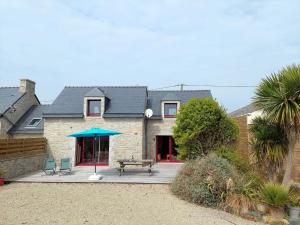 Maisons de vacances Semi-detached house with sea views, Cleder : photos des chambres