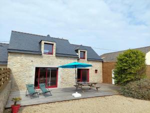 Maisons de vacances Semi-detached house with sea views, Cleder : photos des chambres