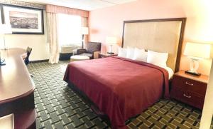 King Suite Non-Smoking room in Fairbridge Hotel Cleveland East