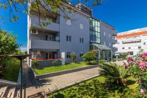 Adriano 2BR apartment with terrace