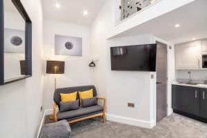 The Old Hotel - The Hole in the Wall