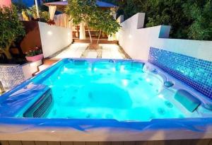 Beachfront Villa Pinky& Superior heated pool and jakuzzi
