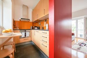 Sunny Renovated Apt With AC, By TimeCooler