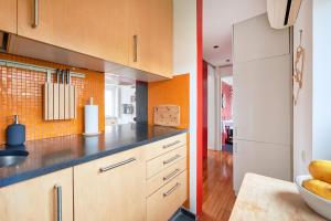 Sunny Renovated Apt With AC, By TimeCooler