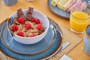 Sunny Renovated Apt With AC, By TimeCooler