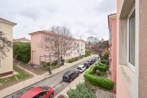 Sunny Renovated Apt With AC, By TimeCooler